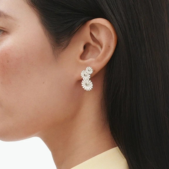 SS25_ECOM_ON-MODEL_DAISY_3_FLOWER_LAYERED_EARRING_20001543_Close-ups