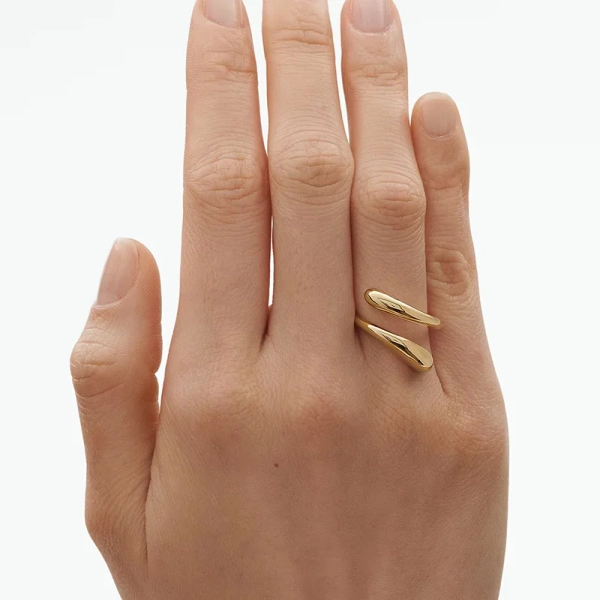 Mercy Simple Twist Ring i 18K guld med mjuk tvist och organiska linjer
