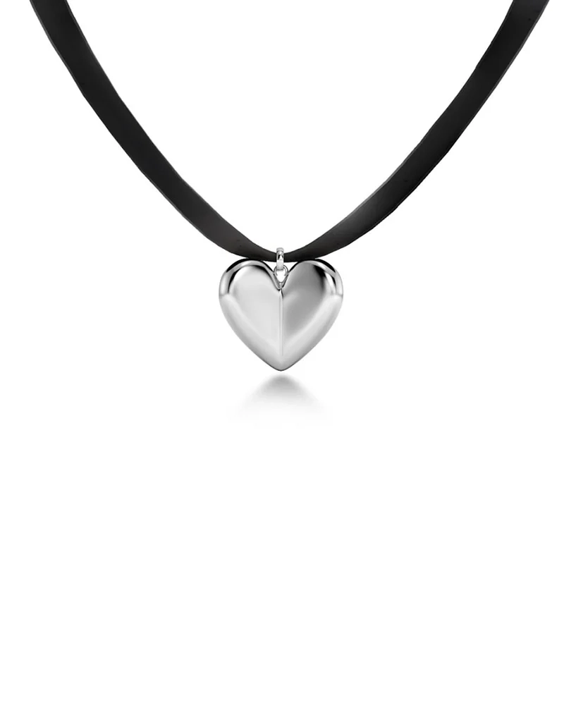 Hjärtaformat statementhalsband i blankt rostfritt stål på svart sidenband från Edblads True Love-serie för Alla Hjärtans Dag.