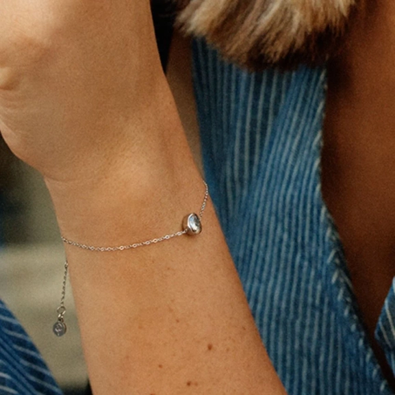 inspirerat av havets glittrande yta.