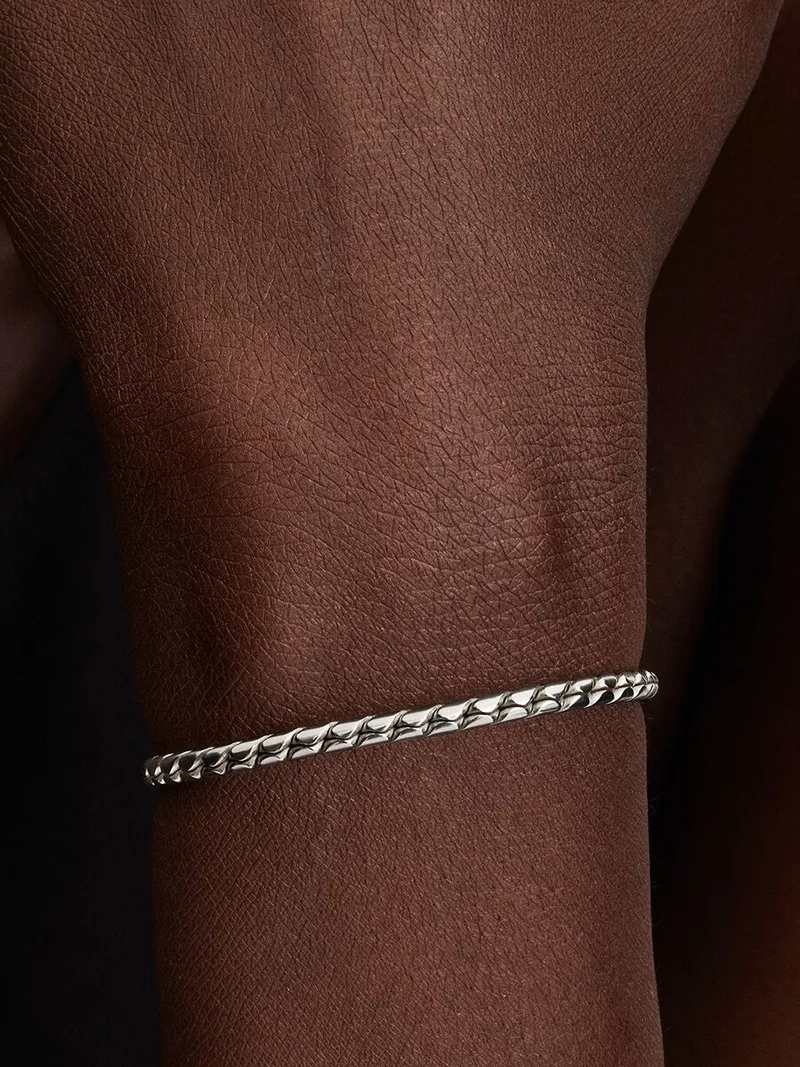 um Ihren persönlichen Stil mit Eleganz und Charakter zu unterstreichen. Lassen Sie Ihre einzigartige Geschichte mit diesem ikonischen Design erstrahlen.