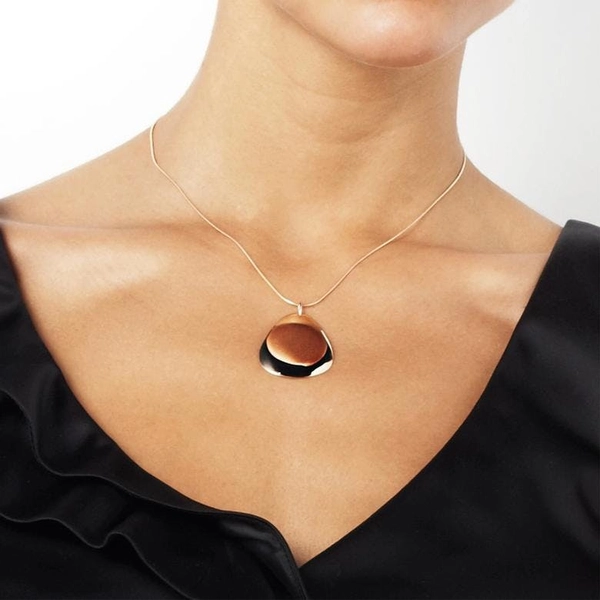 Rose Petal Pendant Gold - Efva Attling halsband - Snabb frakt & paketinslagning - Nordicspectra.se
