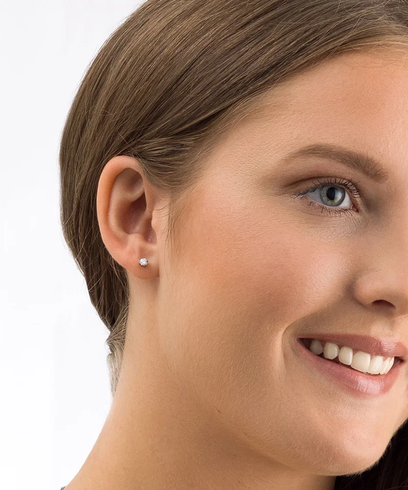 Små eleganta vita örhängen i medicinsk titan med 4 mm cubic zirconia