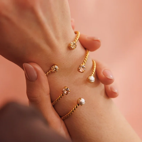 Mini Twisted Bracelet Gold Pearl - Caroline Svedbom - Snabb frakt & paketinslagning - Nordic Spectra