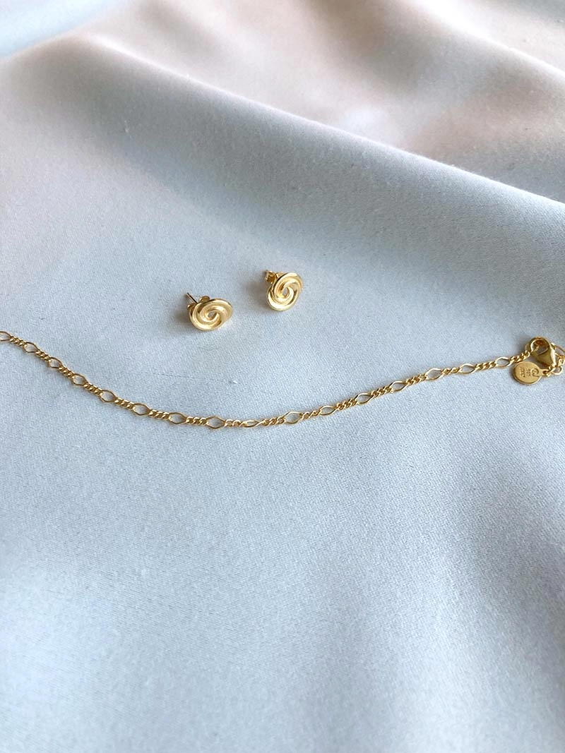 Figaro Bracelet Gold -CU Jewellery - Snabb frakt & paketinslagning - Nordicspectra.se