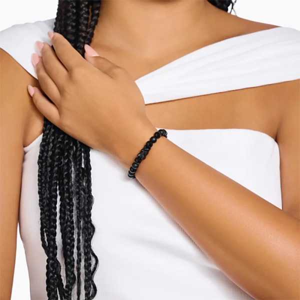 Svart HARIBO Kularmband med obsidianpärlor och en svart HARIBO Goldbears-berlock i kristallglas från Thomas Sabo x HARIBO-kollektionen.