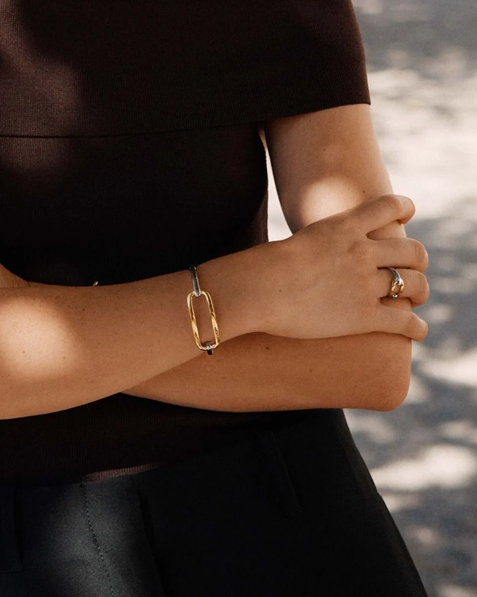 vilande på en blank skena av rostfritt stål från Edblad.