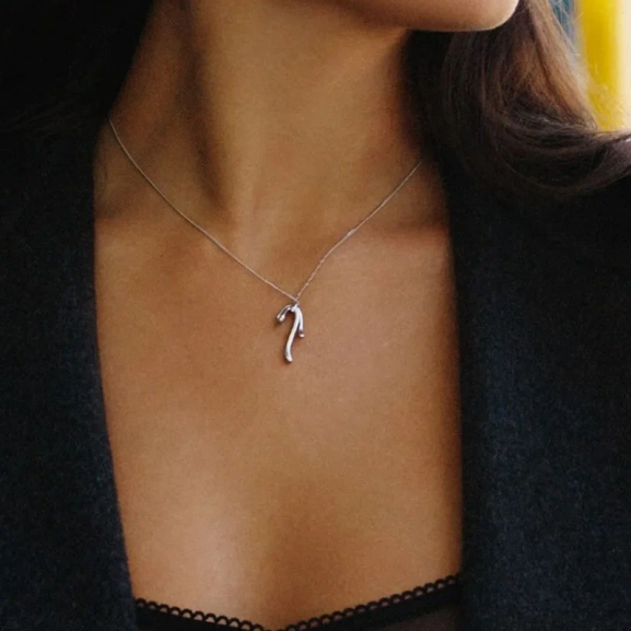 i rostfritt stål med ett intrikat spetsmönster