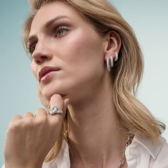 Carrara Grande Örhängen i silver med gnistrande Cubic Zirconia-stenar från Sif Jakobs Carrara-kollektion.