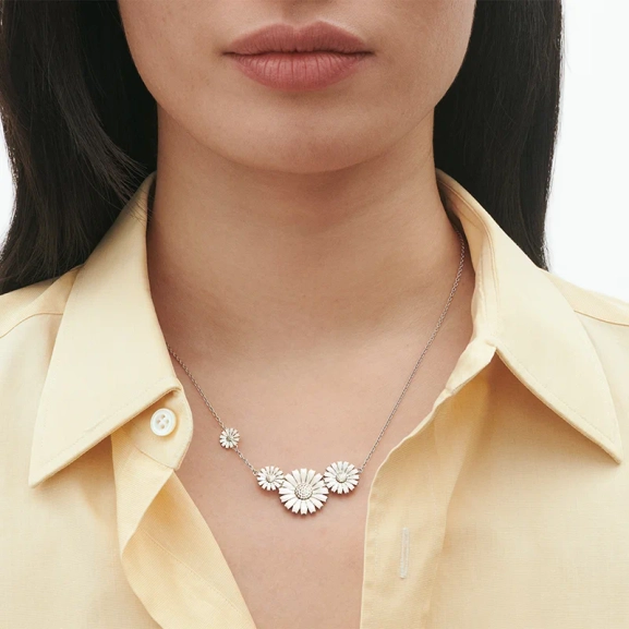 SS25_ECOM_ON-MODEL_DAISY_FLOWER_NECKLACE_20001533_Close-ups