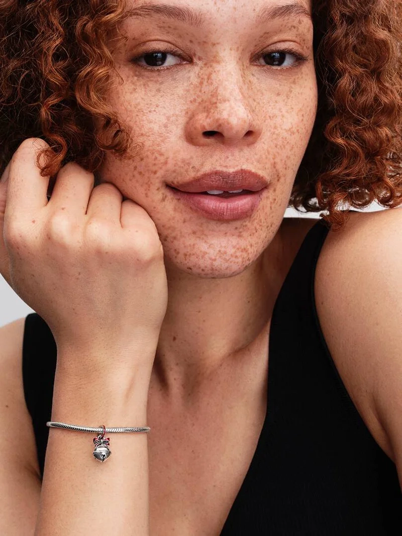 Julbjällra Berlock i sterlingsilver från Pandora. Skimrande röd emalj ger festlig känsla. Liten banddetalj för extra elegans. Bär ensam för subtil julglans eller stapla för lekfull julkänsla. Glittra med bjällerklangande stil och sprid julglädje.