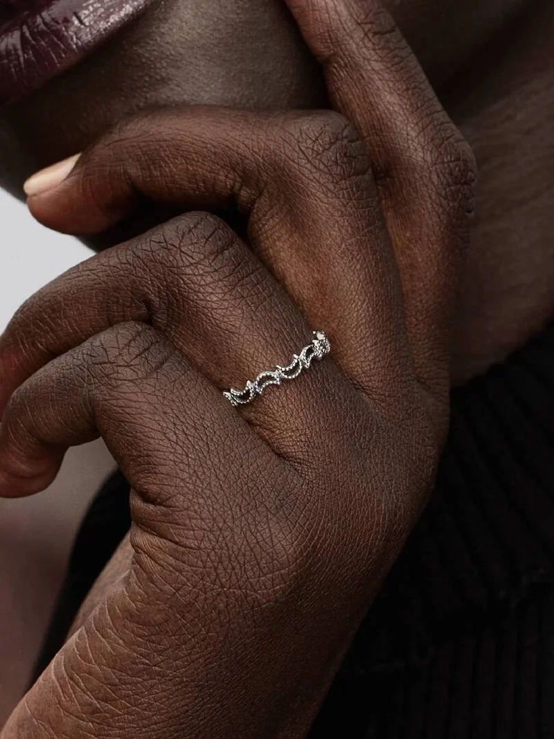 En vacker ring från Pandora med en halvmåne i sterlingsilver smyckad med pärlor som bildar en förtrollande rad av sammanlänkade månar.