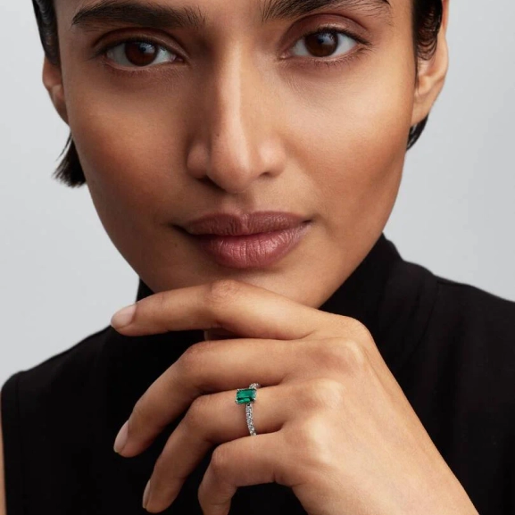verziert mit erhabenen grünen Kristallen und Pavé-gefassten Steinen auf dem Ringband.