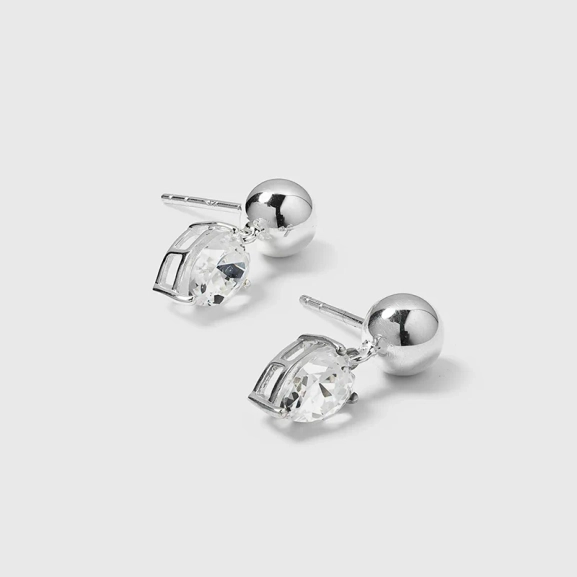 Katie Earrings Silver från Syster P med droppformat hänge och gnistrande kubisk zirkon