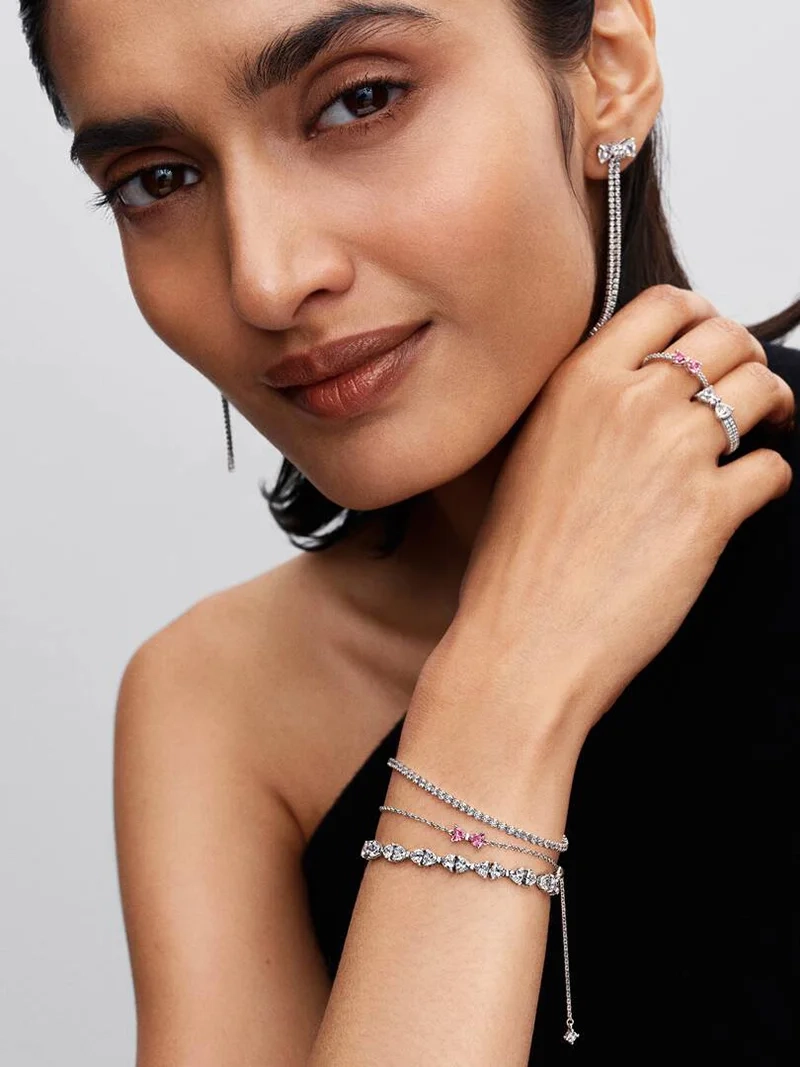 Tennisarmband med gnistrande runda stenar i silver från Pandora Timeless kollektionen.