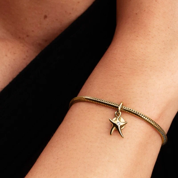 Dubbel hängberlock med förtrollande sjöstjärna i 14K guldplätering och cubic zirconia sten. Graverad med "Darling". Från Pandora Moments kollektionen.