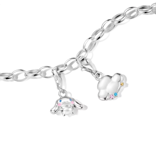 liten silverpläterad berlock med regnmolnsform och färgade cubic zirconia-stenar i guld