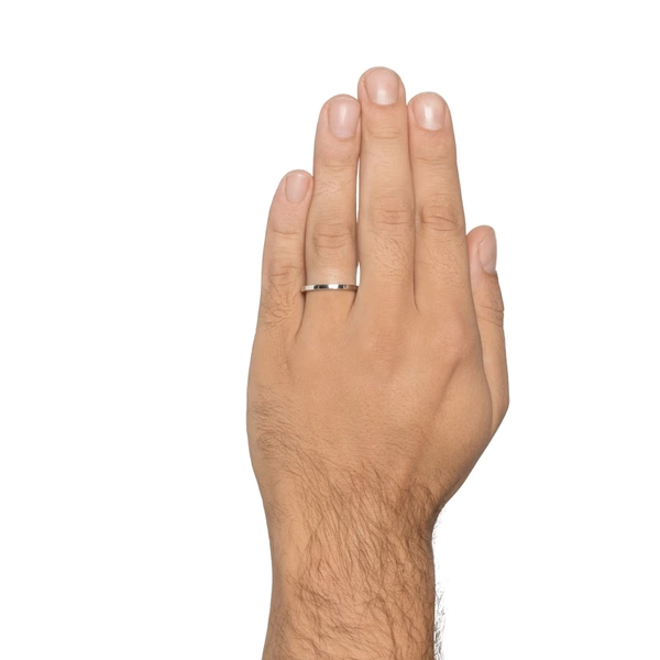 tunn platina-ring med blank yta och minimalistisk design