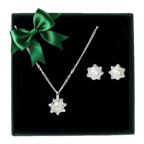 Presentset Florentina Pearl Silver från Syster P med halsband och örhängen i silver och sötvattenpärlor