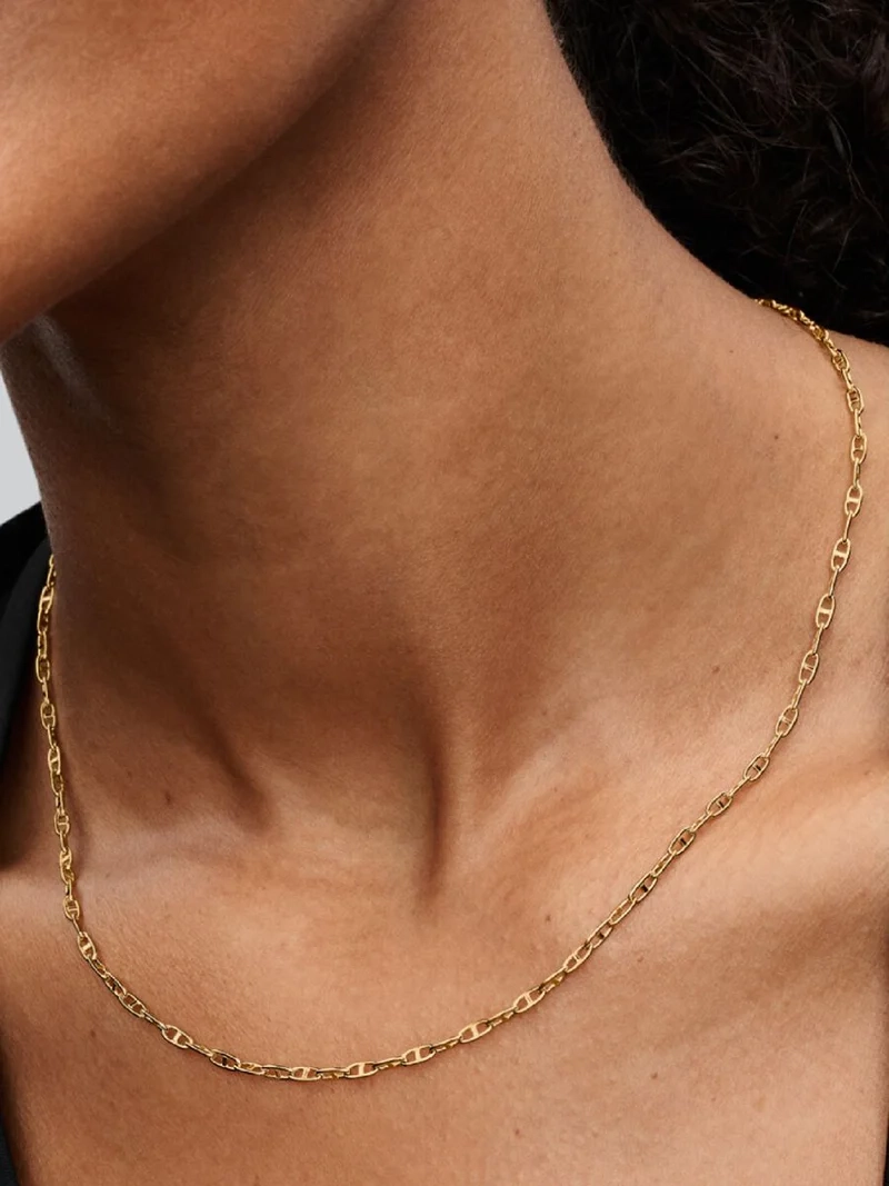 Ankarkedja Halsband Guld från Pandora Moments: Eleganta 14K guldpläterade länkar som ger en känsla av lyx och subtil elegans till din personliga stil.