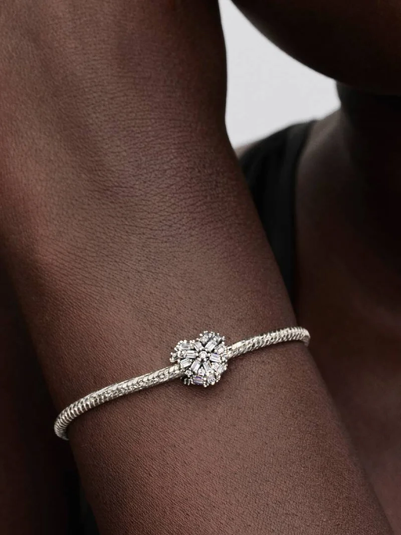 Hjärtformad berlock med gnistrande stenar i sterlingsilver från Pandora Moments. Skapa en känsla av elegans och sprid kärlek och glädje med denna vackra accessoar.