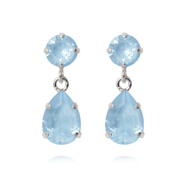 Caroline Svedbom Mini Drop Earrings i rhodium med ljusblå Swarovski-kristaller