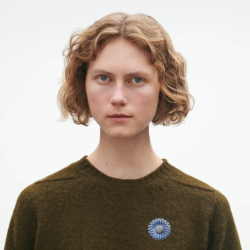 AW25_ECOM_ON-MODEL_DAISY_BROOCH_20001546