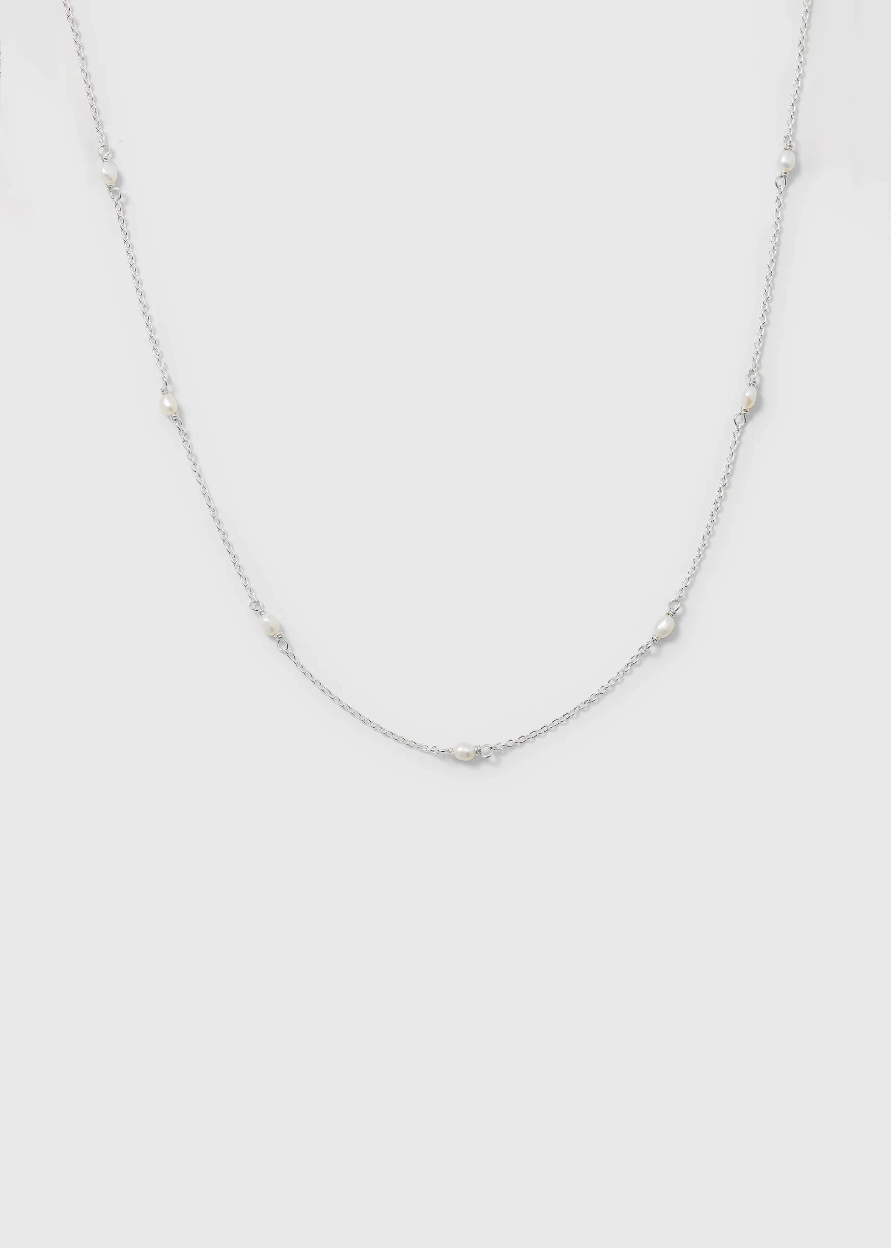 Set med pärlhalsband och matchande örhängen i återvunnet sterlingsilver med odlade sötvattenspärlor.