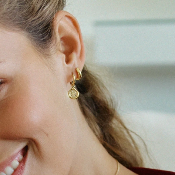 eleganta 14K guldpläterade örhängen med avtagbar sigillberlock