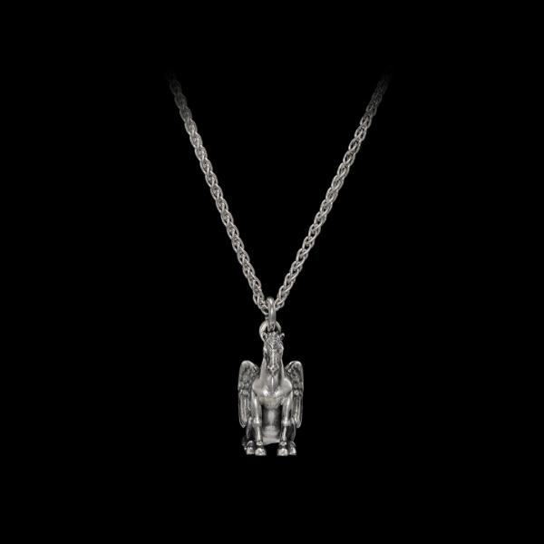 Die Halskette „Hüterin der Träume“ aus Silber mit Wasserspeier-Anhänger