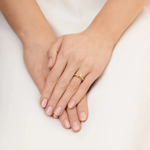 High On Love & Stars Ring i 18K vitguld med en briljantslipad diamant och pavéinfattade små diamanter längs den smala skenan.