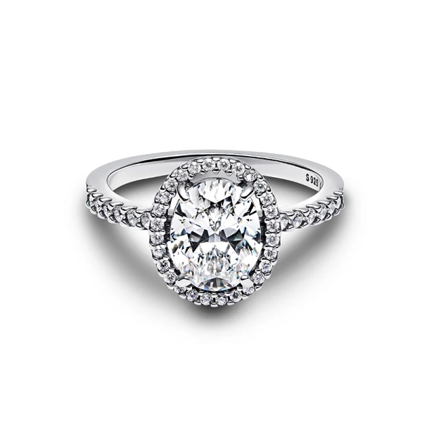 Pandora Timeless Oval Glittrande Halo Statementring i sterlingsilver med stor sten i mitten och strålande kant av små stenar. Perfekt för extra touch av glamour och att kombinera med andra smycken.