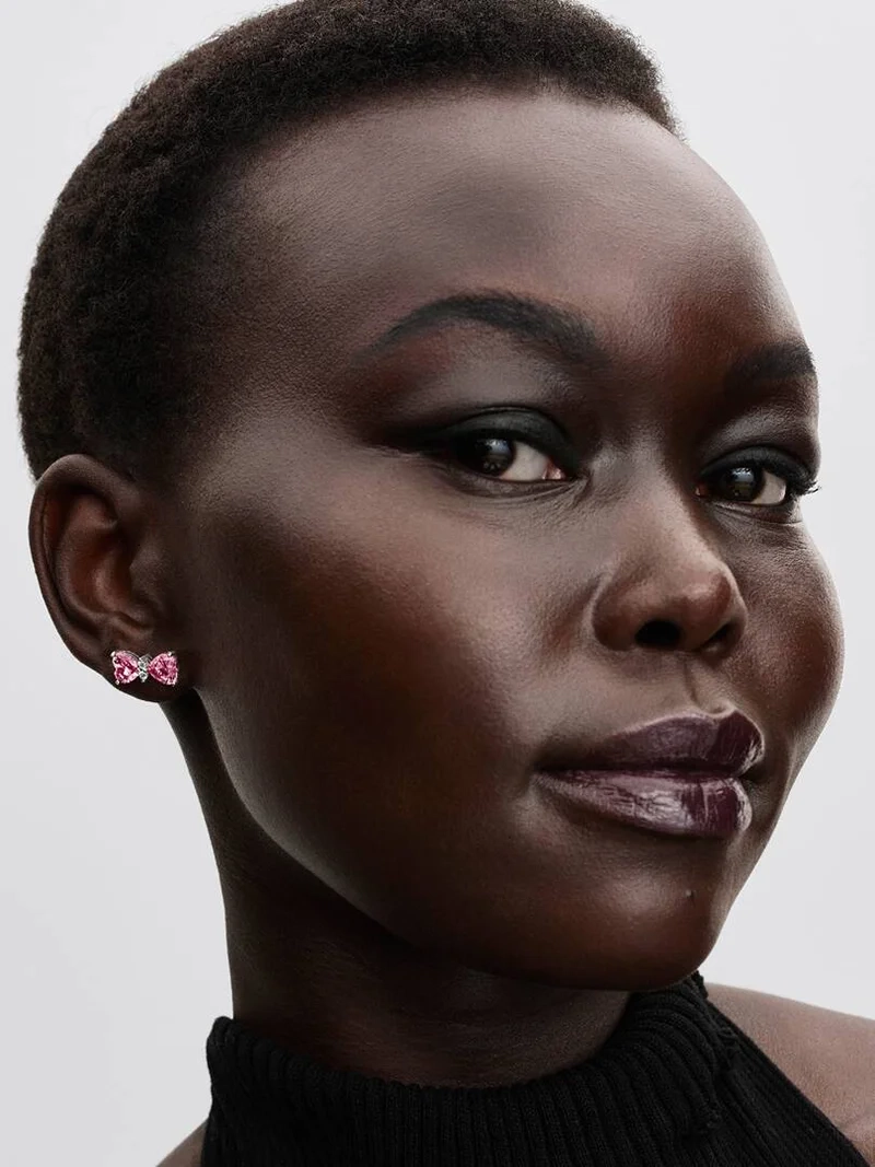 Rosa Rosetter Örhängen från Pandora. Fånga din eleganta stil med dessa vackra stiftörhängen dekorerade med hjärtformade rosa och klara zirkoniastenar. Perfekt accessoar för glamour och stil.