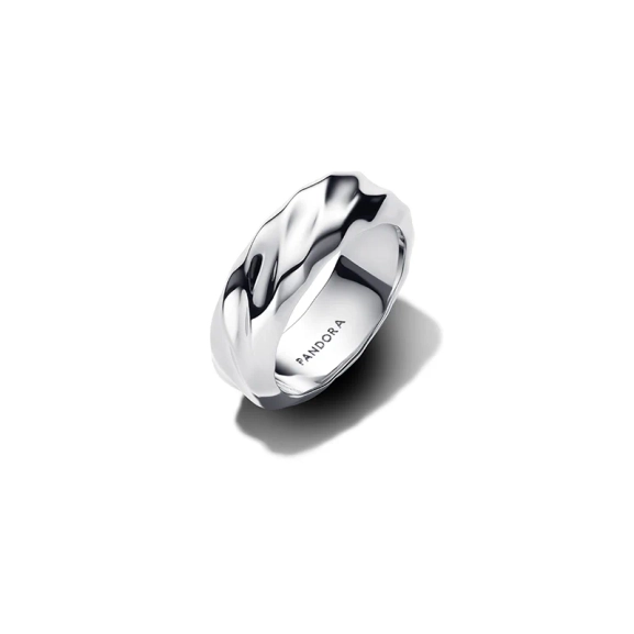 Räfflad bandring från Pandora i glänsande sterlingsilver med unikt vågmönster för modig och individuell stil. Symbol för frihet och självuttryck