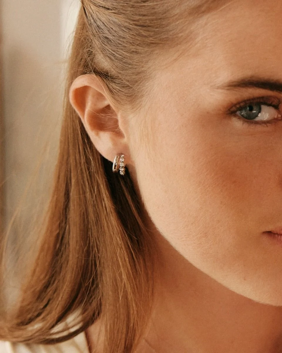 en slät och en med gnistrande stenar