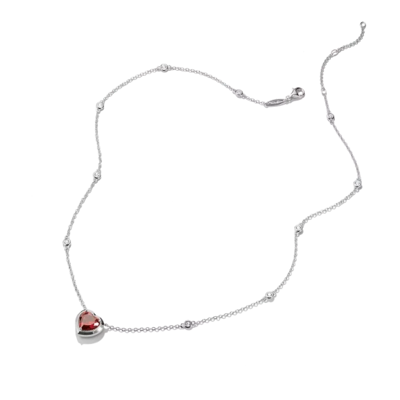 Rött Hjärta Elyndra Halsband från Thomas Sabo med hjärtformat hänge i röd zirkonia och silverkedja med vita stenar.