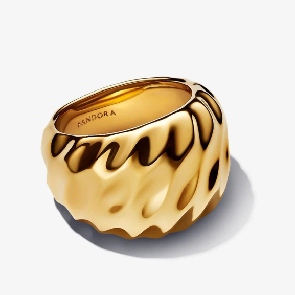 Räfflad Statementring Guld från Pandora Essence - Skapa en fashionabel aura med denna smyckesdetalj som utstrålar elegans och personlighet.