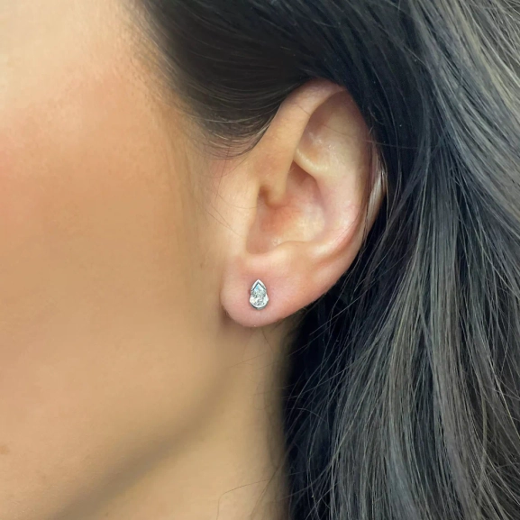 droppformade diamantörhängen i 18K vitguld
