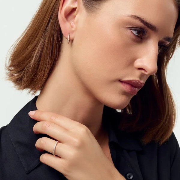 elegant och tidlös design från Sif Jakobs. Perfekt för speciella tillfällen.