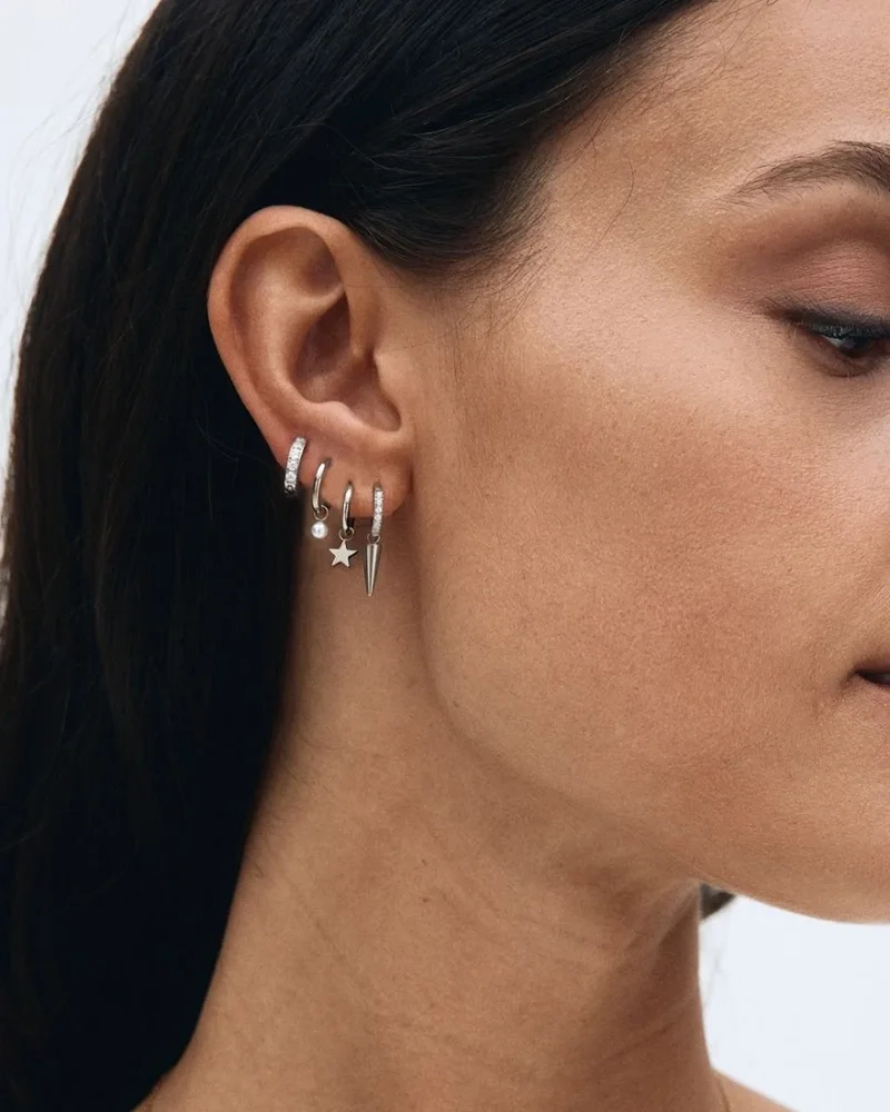 elegant design med cirkulär form och polerad yta.