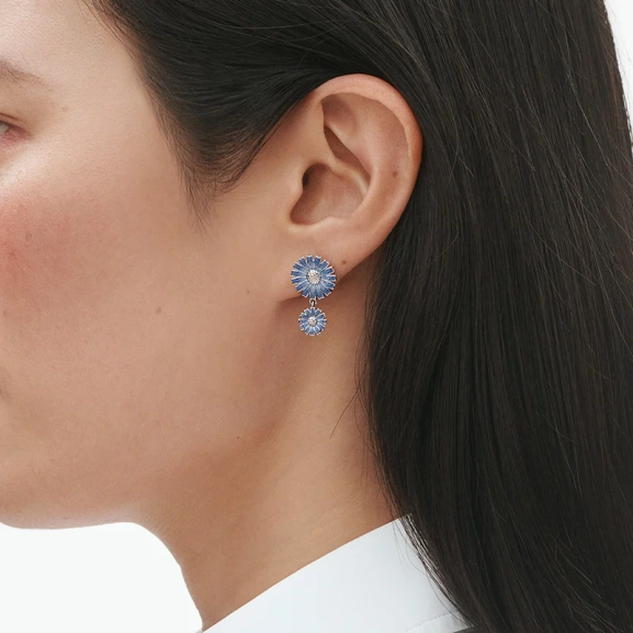 SS25_ECOM_ON-MODEL_DAISY_DOUBLE_EARRING_20001740_Close-ups