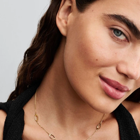 Elegant halsband med vit sötvattenspärla pläterat i 14 karat guld från Pandora Essence kollektionen. Idealiskt för att komplettera din stil med en subtil känsla av lyx och elegans.