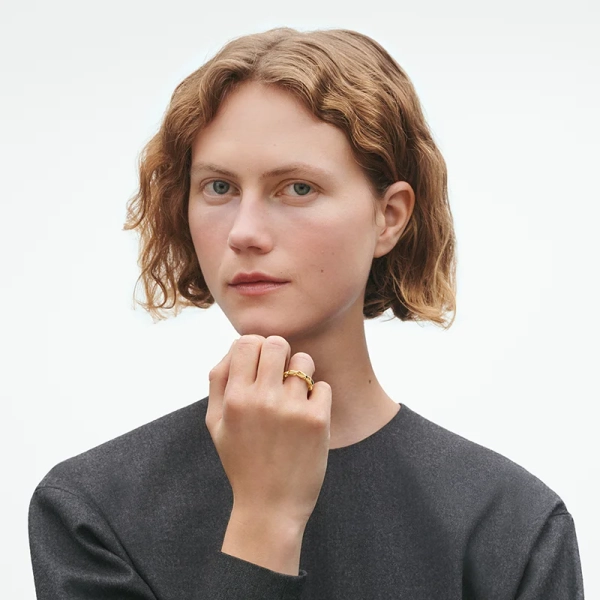 AW25_ECOM_ON-MODEL_REFLECT_SMALL_CHAIN_RING_20001196