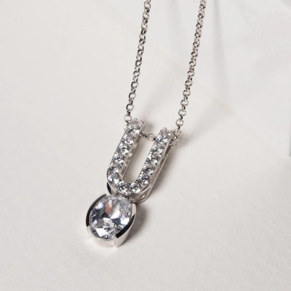 Ellisse Carezza Uno Halsband i silver med gnistrande Cubic Zirconia-stenar från Sif Jakobs Ellisse-kollektion.
