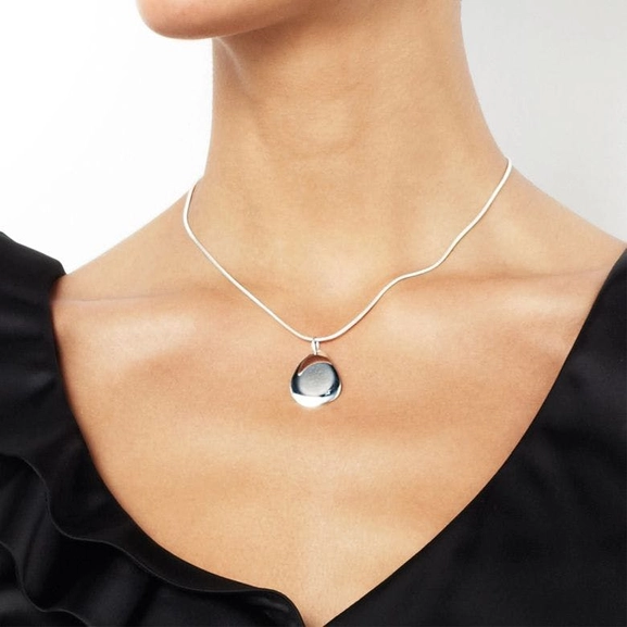 Little Rose Petal Pendant - Efva Attling - Suuri valikoima & ilmainen lahjapaketointi - Nordicspectra.fi