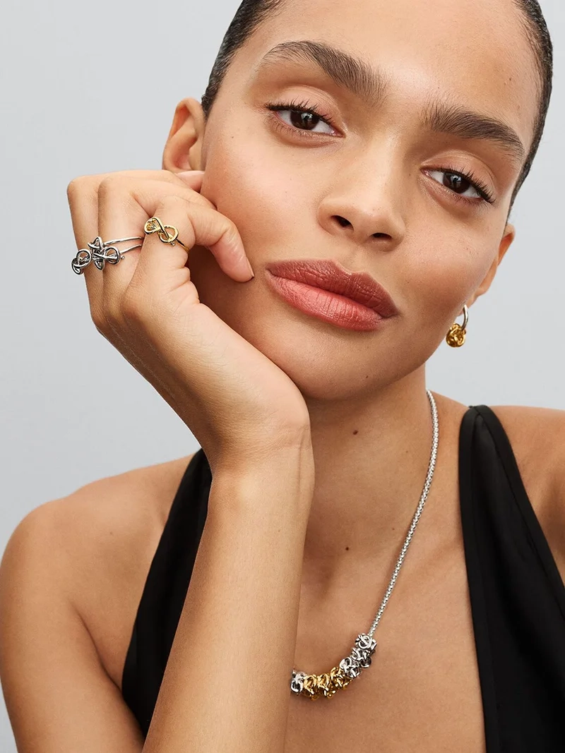 perfekt för vardag och fest. Handgjord med 14 karat guldplätering.