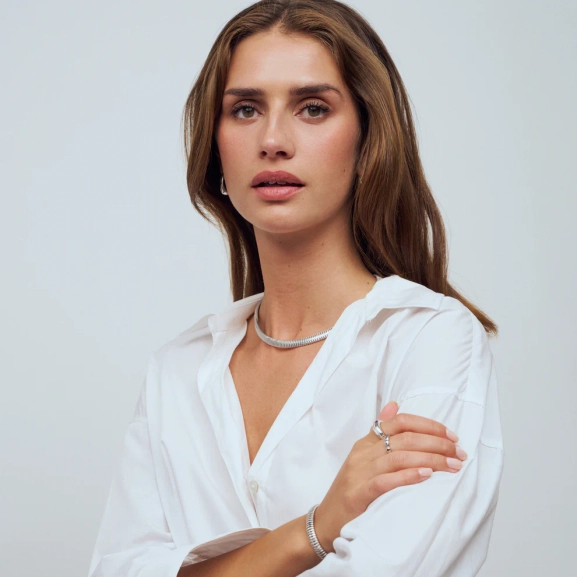 del av Riva-kollektionen. Elegant och justerbart smycke för en stilfull look. Artikelnummer SJ-N2750.