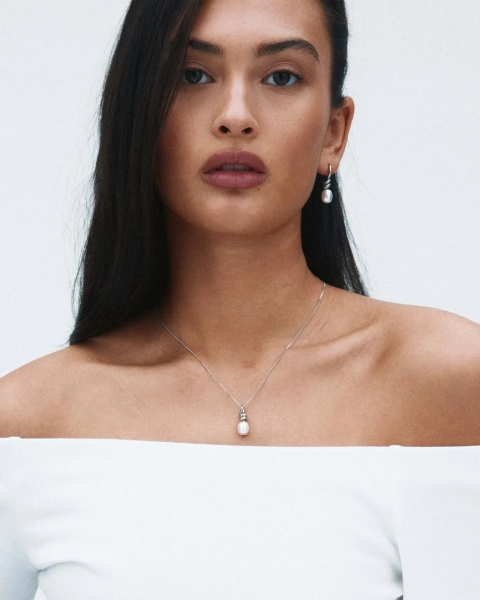 dekorerat med ovala pärlemorpärlor från Edblad.