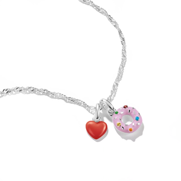 liten donutformad berlock i silverpläterad legering med färgglada cubic zirconia-stenar och ögla för kedja.