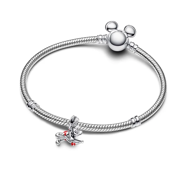 Disney Musse Pigg Amor berlock i sterlingsilver med röd emalj och hjärtformad spets. Perfekt för Disney-fans som älskar kärlek och magi!